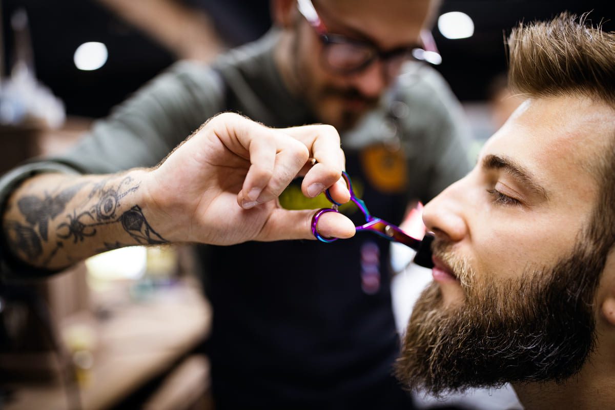 Imagen destacada de “Cómo perfeccionar la técnica de perfilado de barba en barbería profesional”