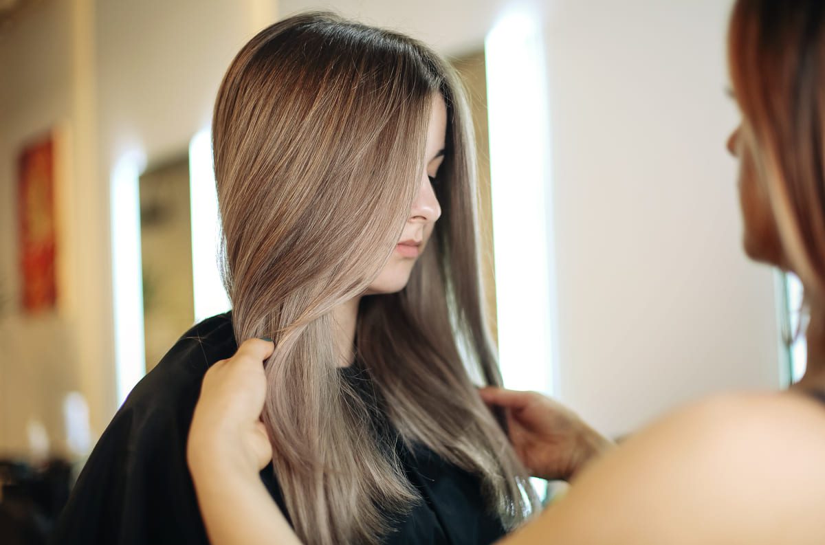 Imagen destacada de “Funciones de un profesional de la peluquería en centros especializados”