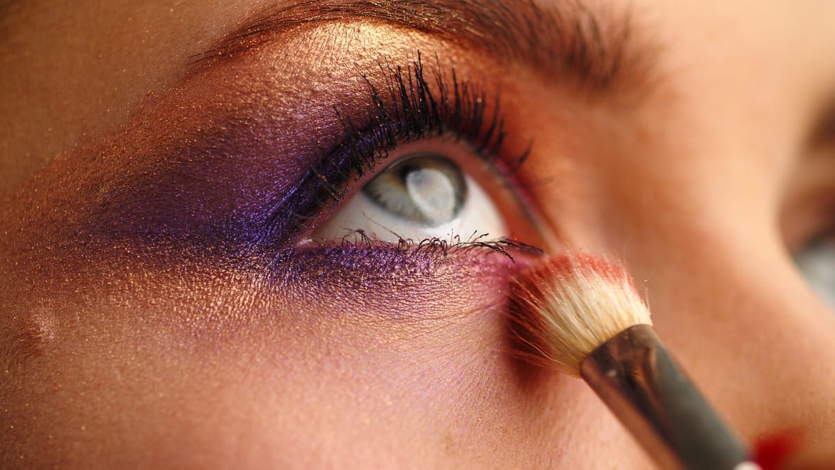 Imagen destacada de “Maquillaje de ojos para fotografía: técnicas de precisión y duración”