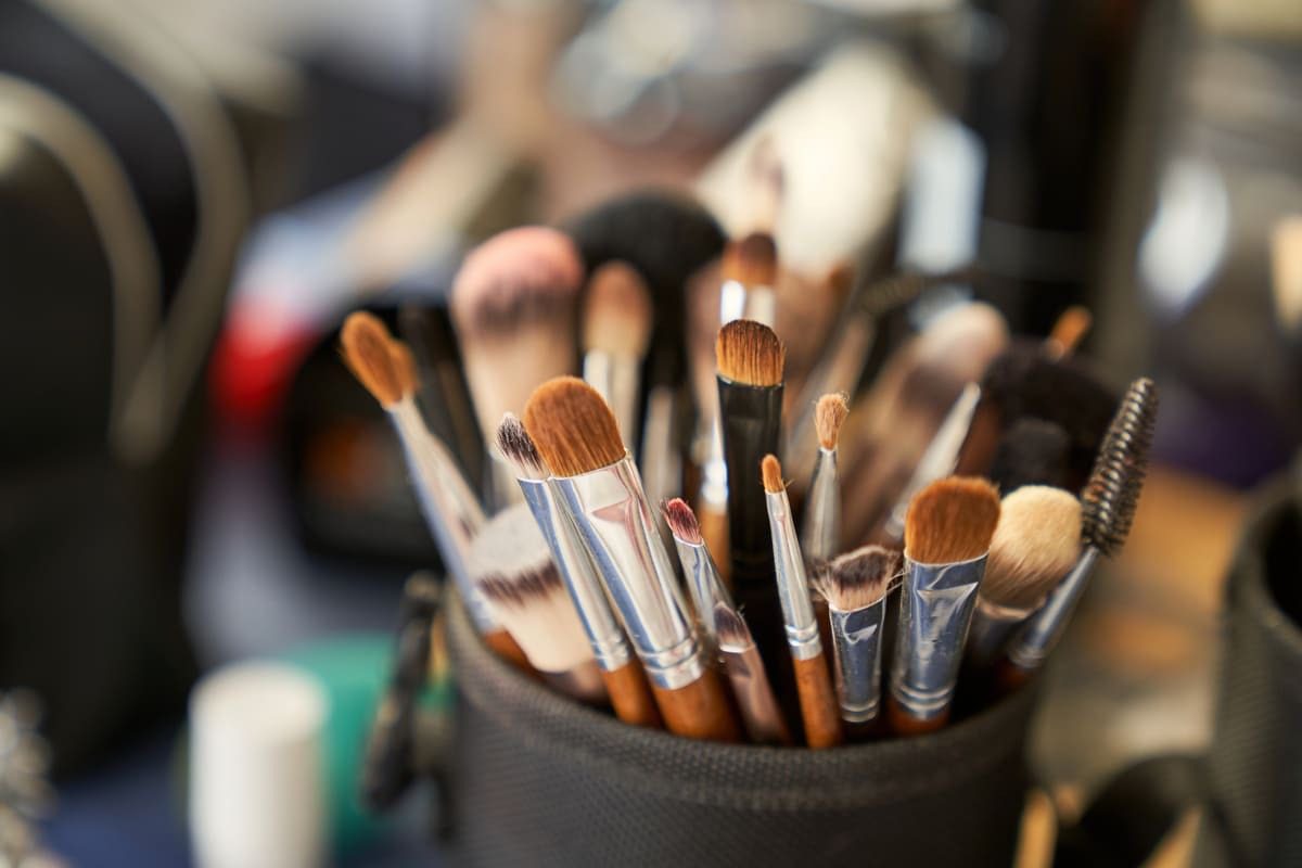 Imagen destacada de “Herramientas y brochas esenciales en el maquillaje profesional avanzado”