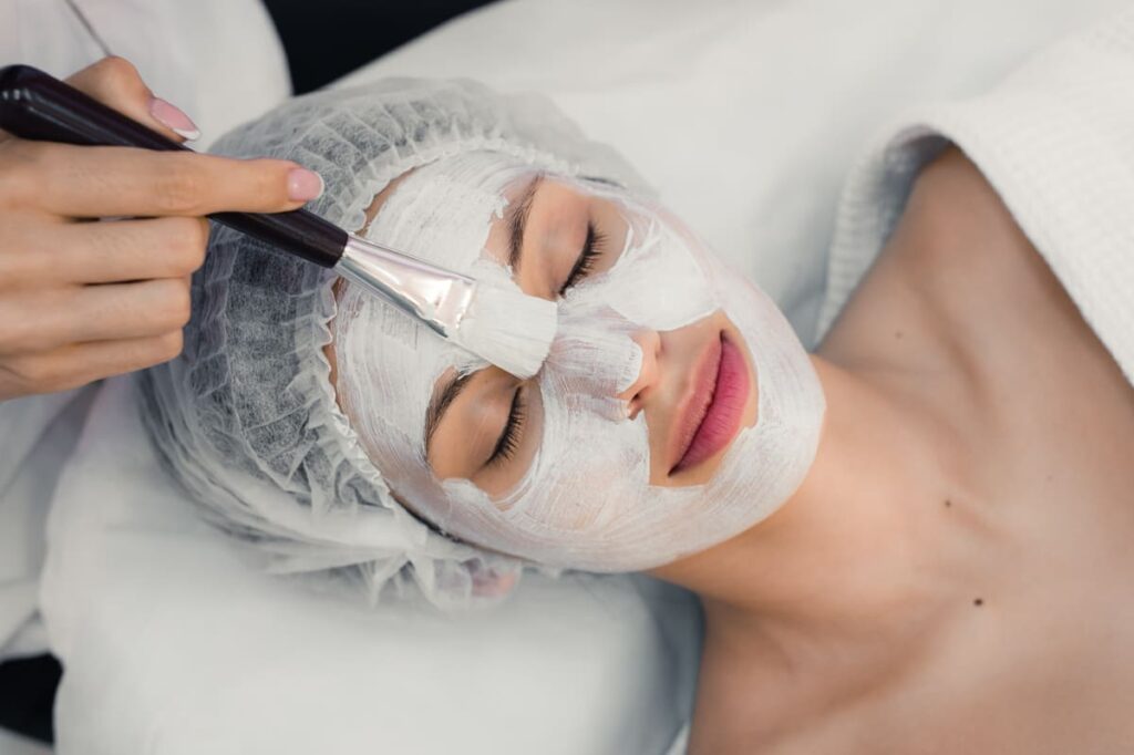 Funciones de un especialista en higiene facial: Limpieza profunda o profesional