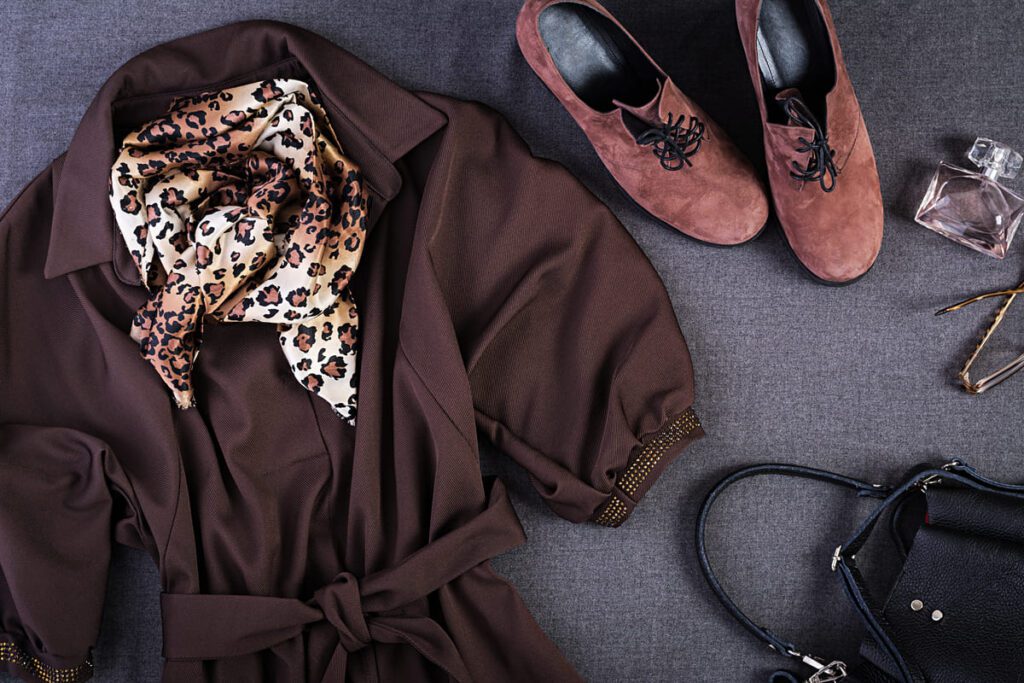 Profesional trabajando en un moodboard, aplicando los fundamentos de color en estilismo en un proyecto real.