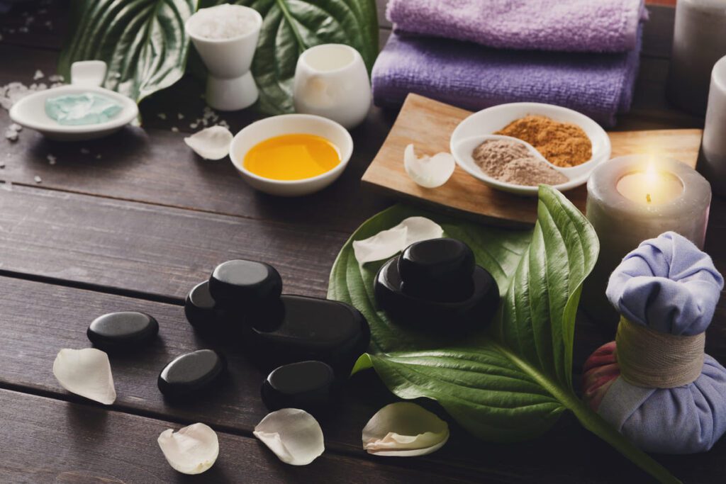 Esteticista preparando productos de cosmética termal para un ritual de bienestar en cabina.