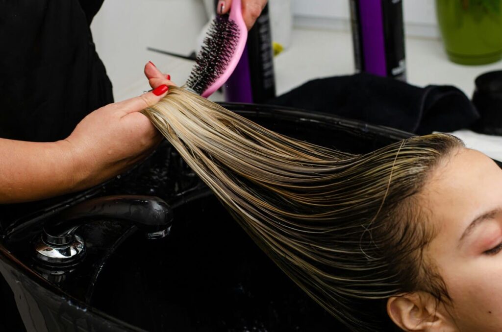 Detalle de productos orgánicos usados para fidelizar clientes a través de tratamientos de spa capilar.