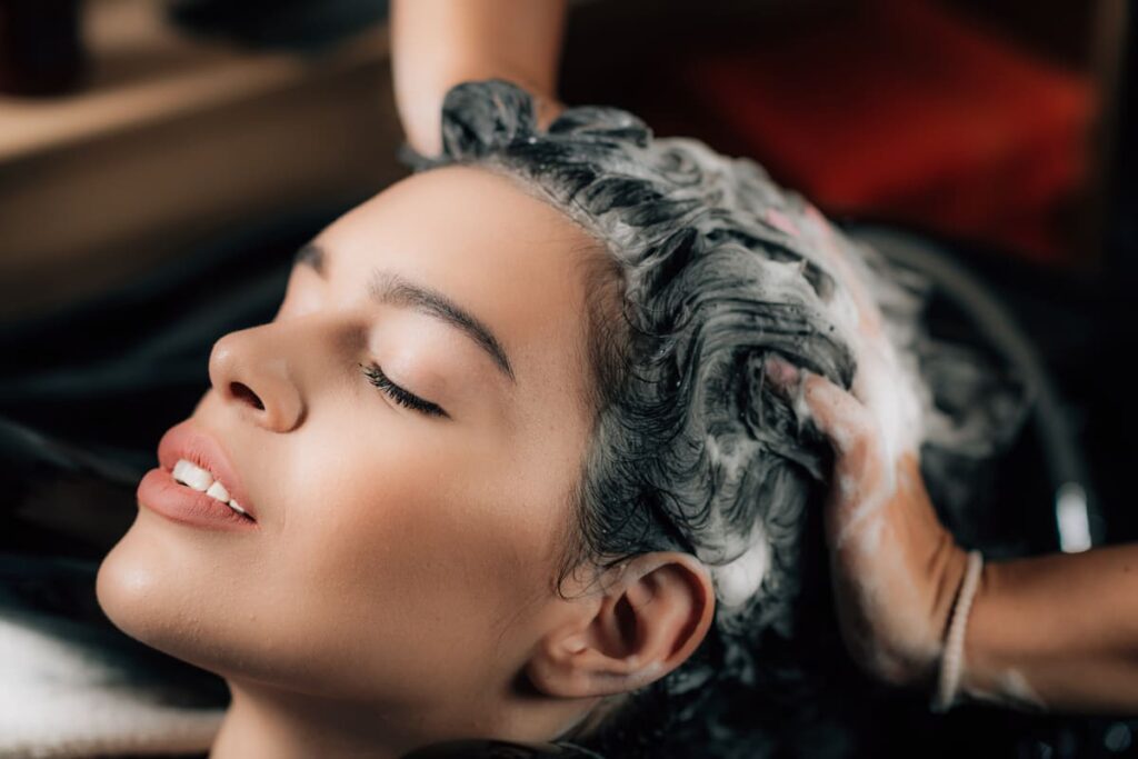 Zona de relajación con vapor y masajes capilares en un salón de belleza moderno.