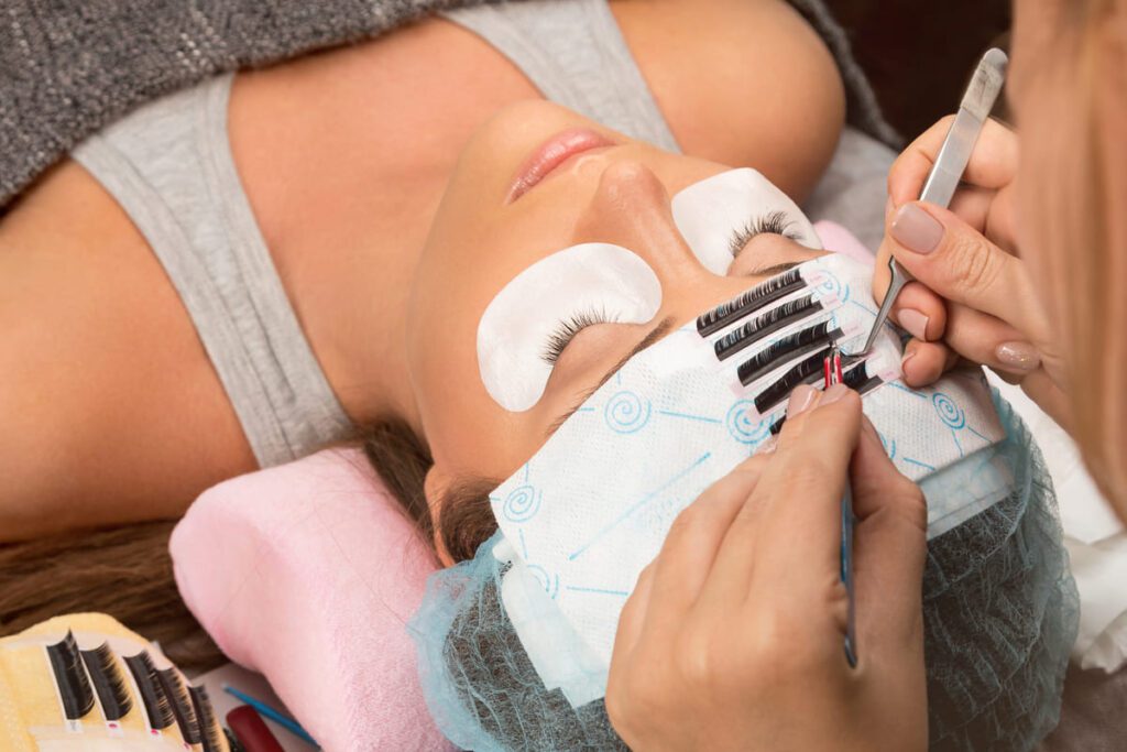 Uso de higrómetro y control de humedad para maximizar la retención de las extensiones de pestañas en el centro de estética.