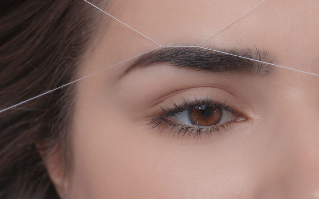 Depilación de cejas con hilo