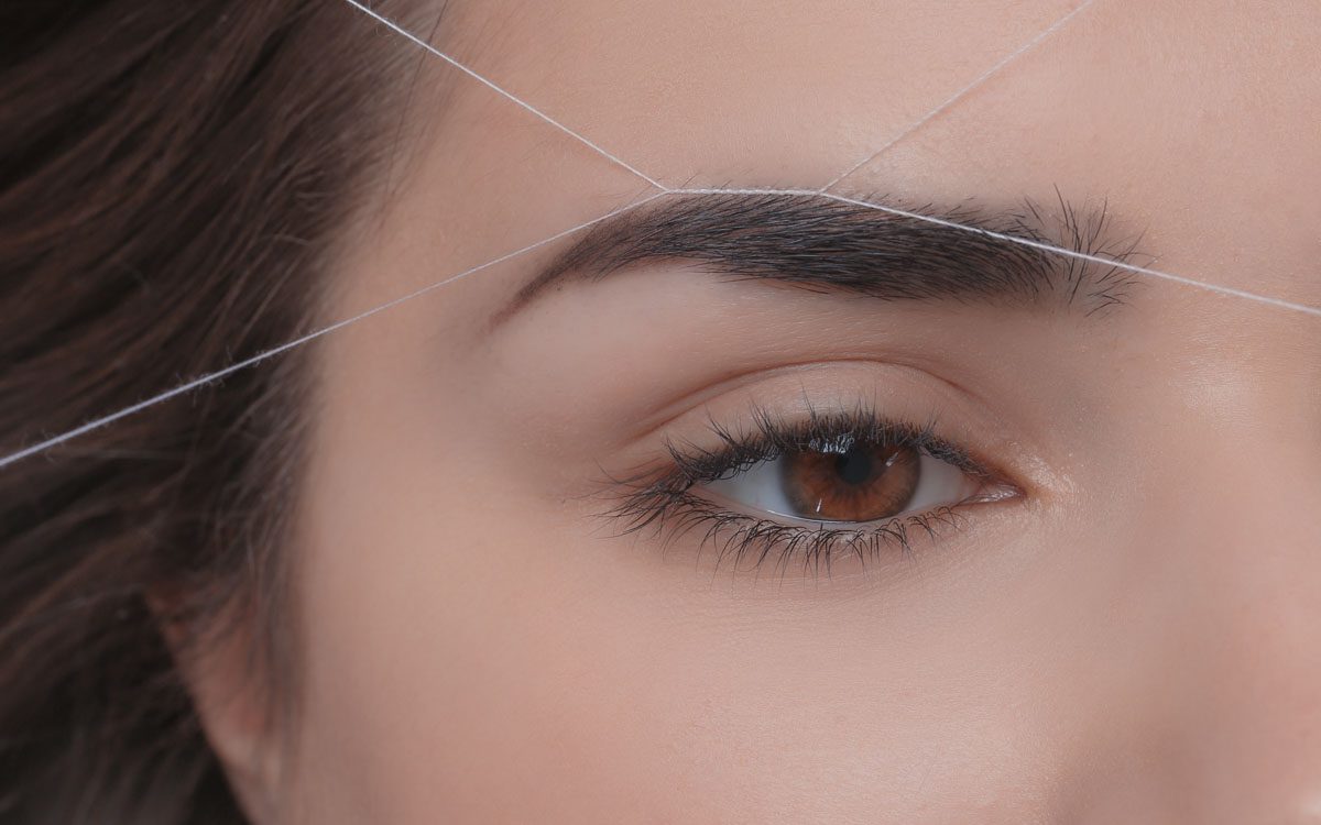Depilación de cejas con hilo