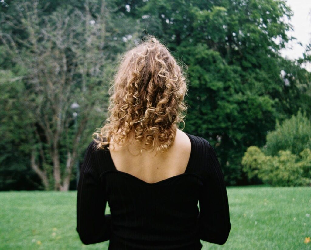 Resultado final de un corte de pelo con volumen mediante Técnicas de texturización.