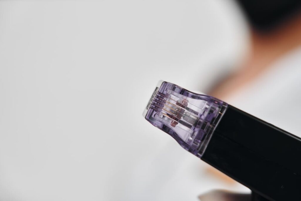 Herramientas para aplicar microneedling en cicatrices y líneas de expresión facial.