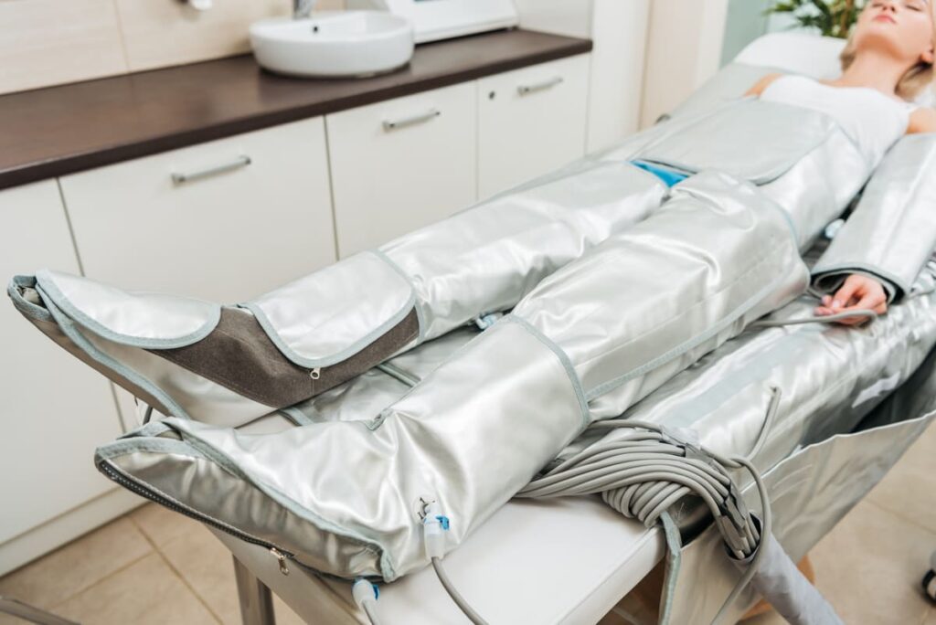 Detalle de los beneficios en el drenaje linfático tras aplicar presoterapia para la celulitis en clínica.