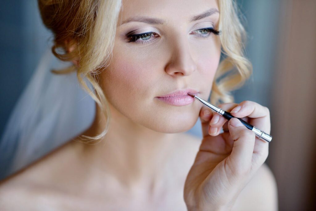 Maquilladora profesional realizando una prueba de color personalizada para fidelizar clientas en maquillaje de bodas.