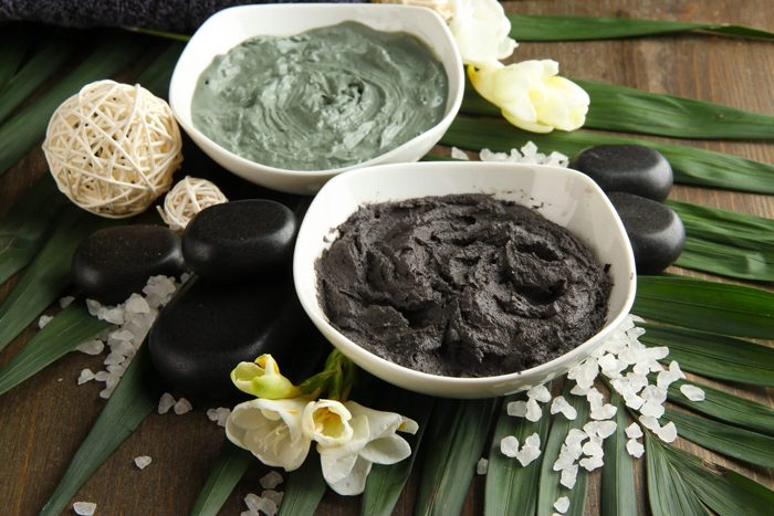 Muestra de diferentes tipos de barros y peloides en estética para tratamientos de spa.