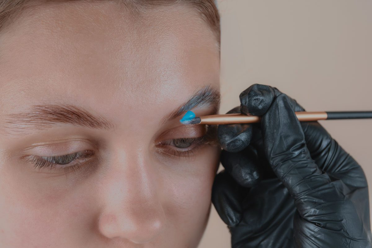 Laminado de cejas y sombreado con henna