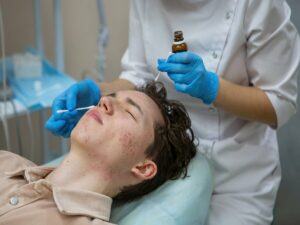 Tratamiento estético del acné: prevención, control de brotes y regeneración de la piel post-acneica