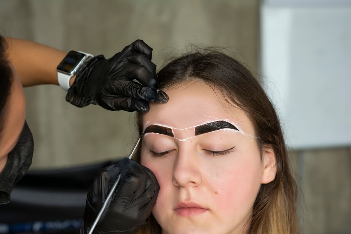 Imagen destacada de “Cuidados del sombreado de cejas con henna”