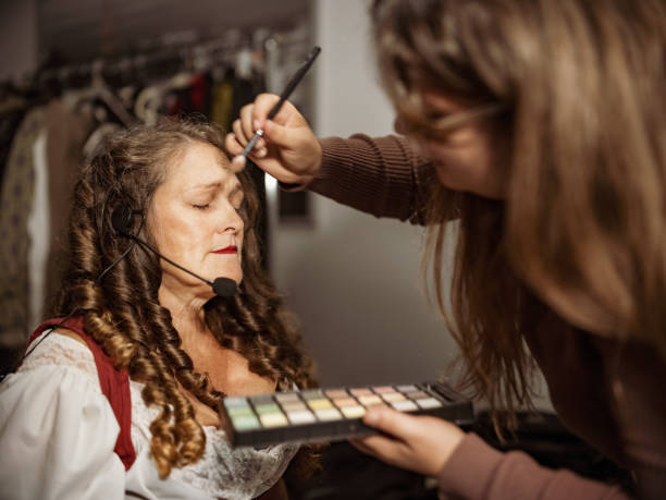 Maquillador profesional de cine y teatro, donde la creatividad se une a la investigación y formación especializada para dar vida a cada personaje.