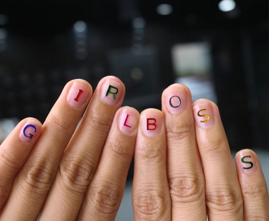 Manicura para personalizar tus uñas con mensajes que reflejan tu personalidad.