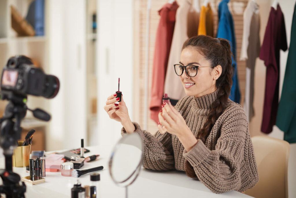 Maquillador profesional. Descubre cómo los tutoriales de automaquillaje pueden catapultar tu negocio en redes sociales, con consejos desde básicos hasta avanzados, en Inesbe.