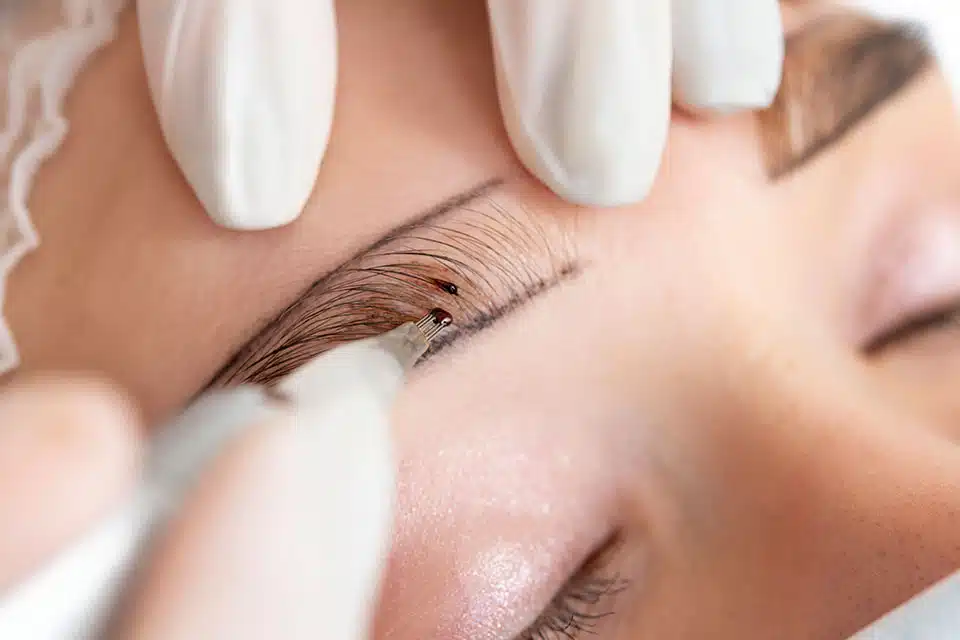 Preparación esencial para microblading. Cómo cuidar tu piel para cejas impecables con Inesbe