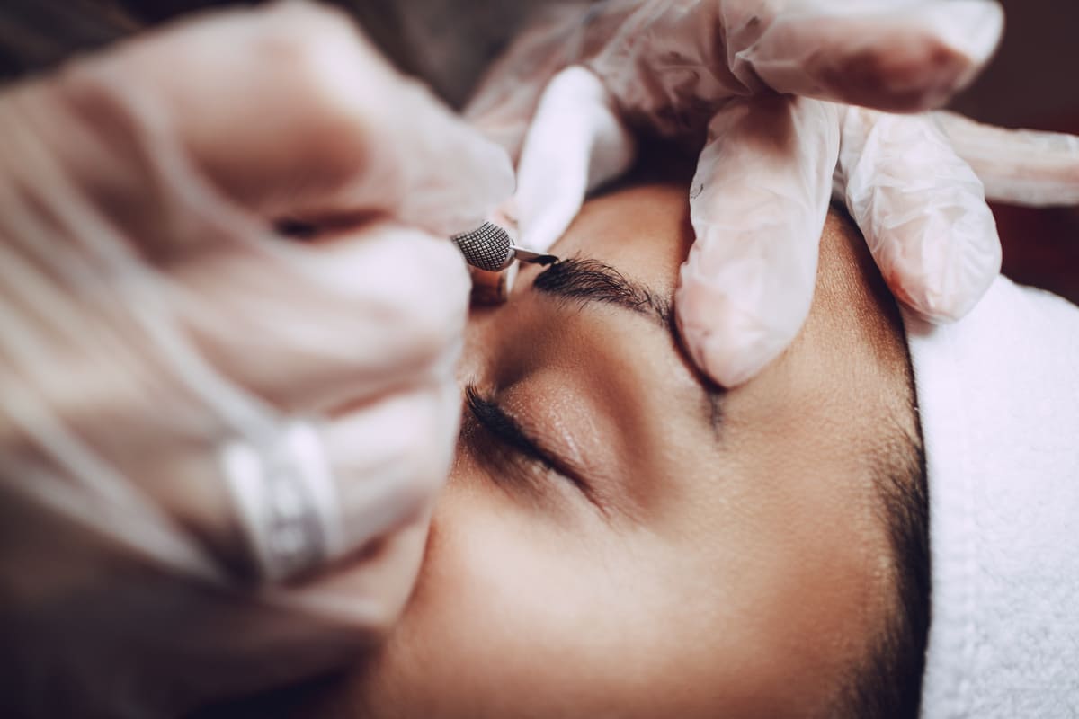 Imagen destacada de “Cómo cuidar las cejas después del microblading”