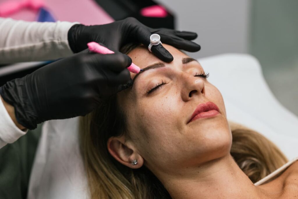 Cómo cuidar las cejas después del microblading