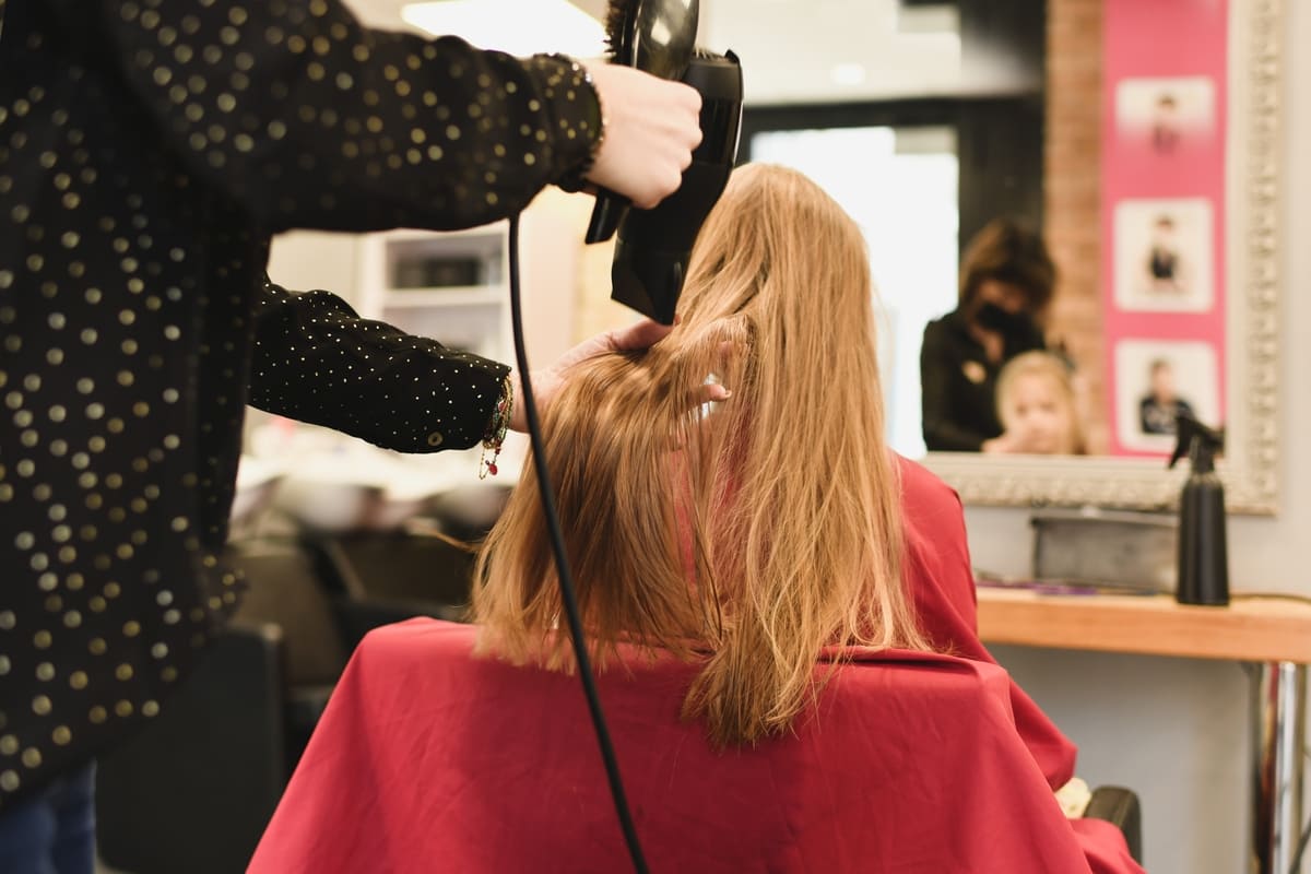 Imagen destacada de “Diferencias entre peluquero y auxiliar de peluquería: ¿qué debes saber?”