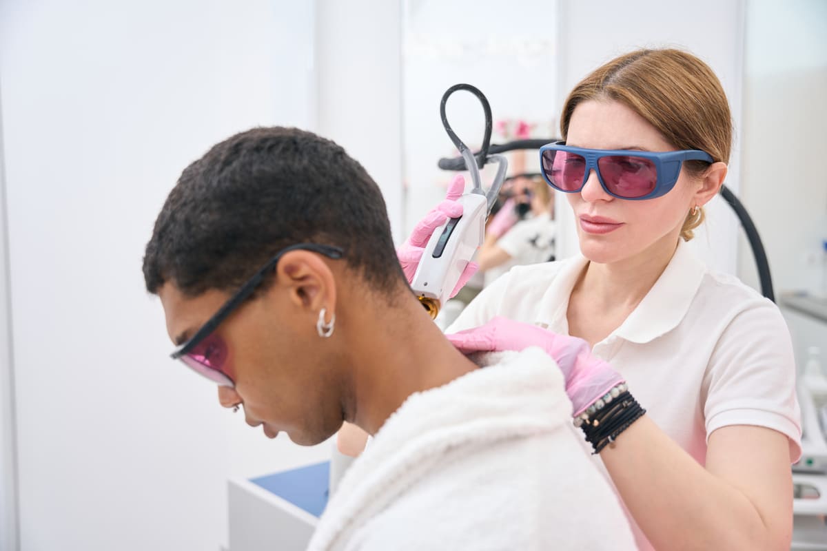 Imagen destacada de “Eliminación de tatuajes con láser en pieles oscuras”