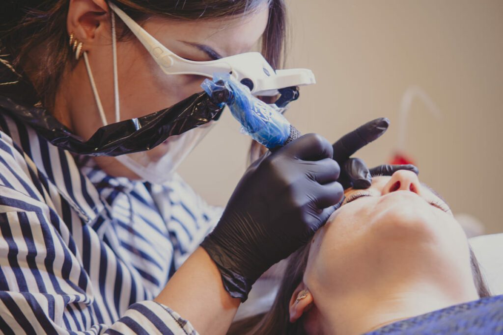 Freckling en diferentes tipos de piel: Cómo elegir el tono adecuado de pigmento