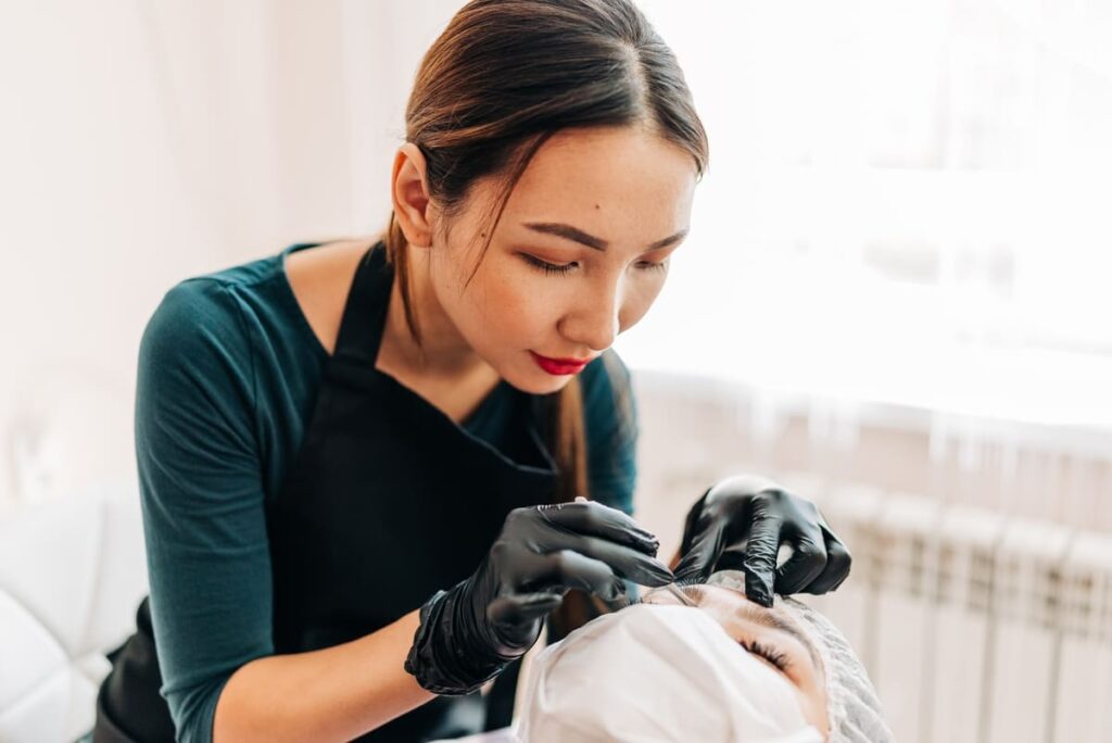 Salidas profesionales para un técnico en estética y belleza: Medicina estética y clínicas especializadas