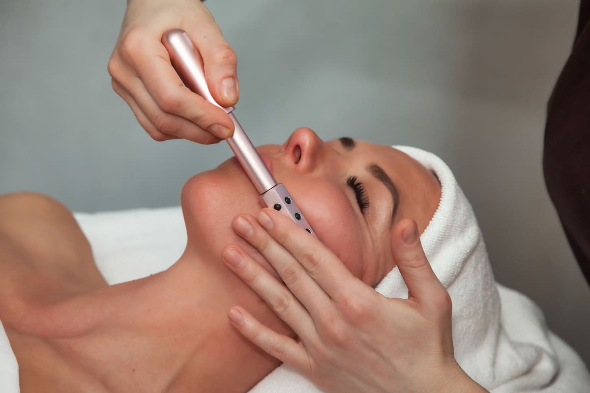 Imagen destacada de “Metales en estética facial: cómo se aplican y qué efectos tienen sobre la piel”