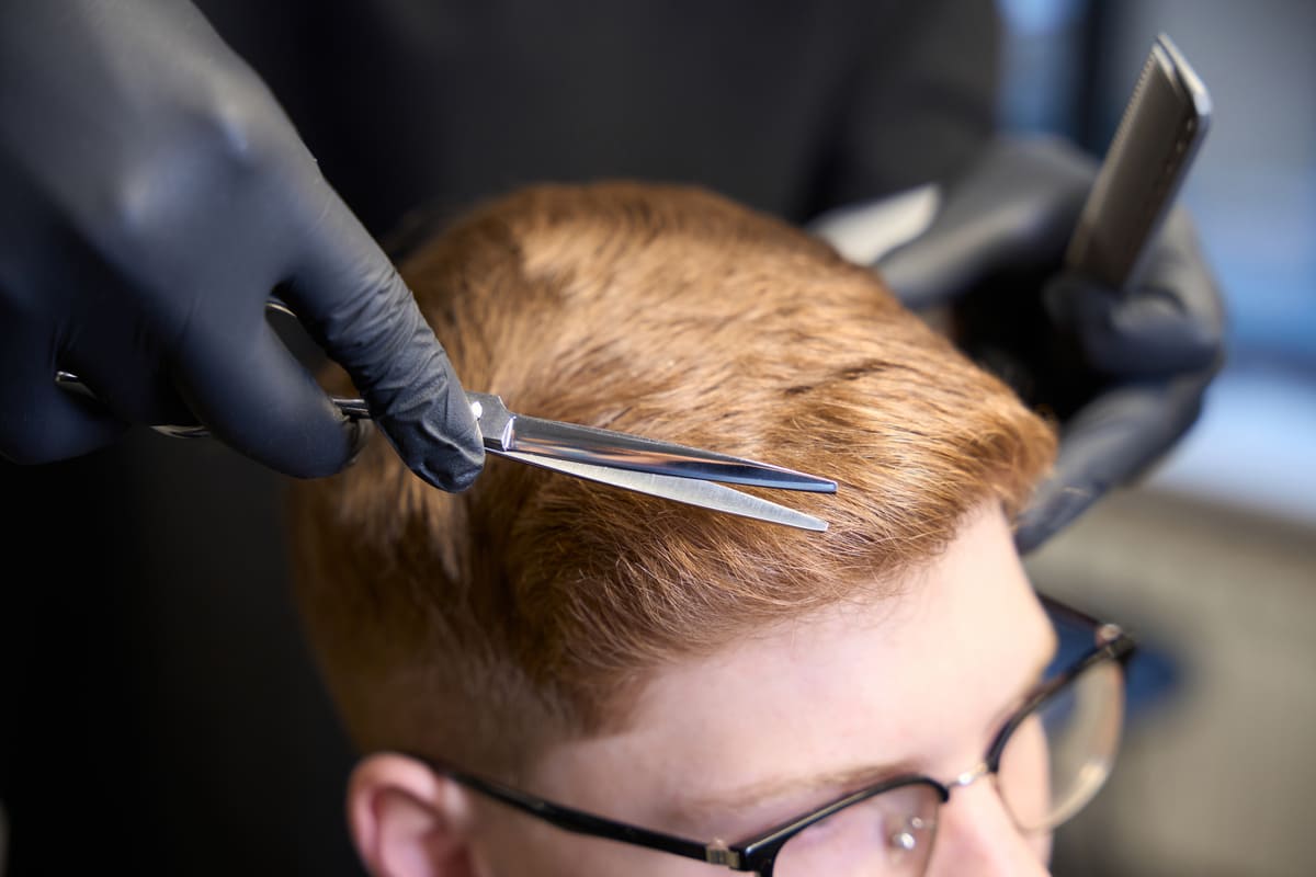 Imagen destacada de “Técnicas de corte a tijera para peluquería masculina: precisión y acabado”