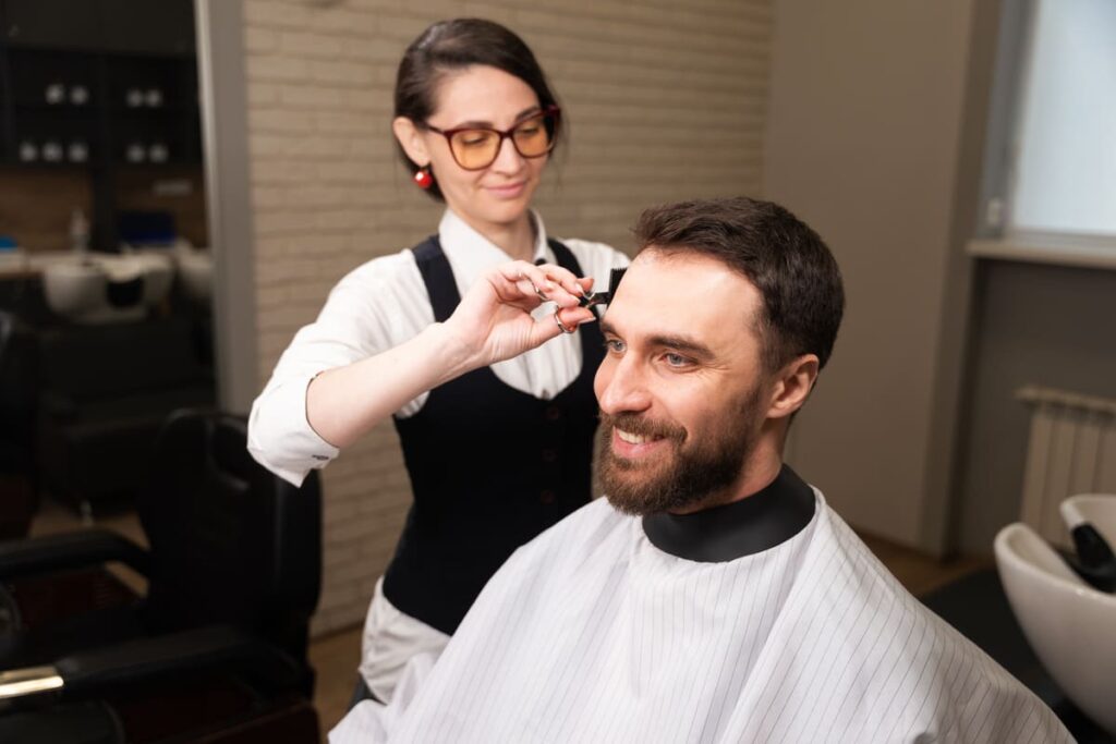 Técnicas fundamentales de corte a tijera para peluquería masculina