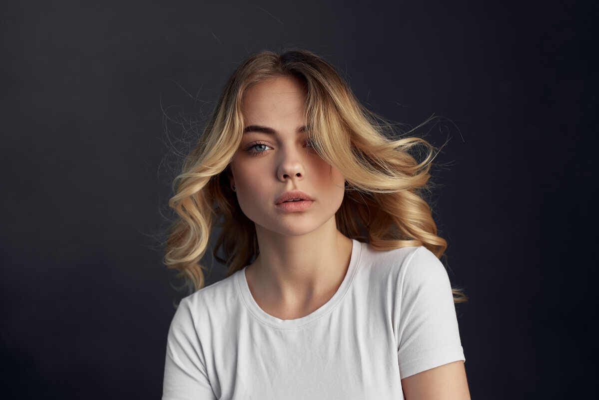 Imagen destacada de “Diseño del balayage según visagismo: cómo adaptar la técnica al rostro y estilo”