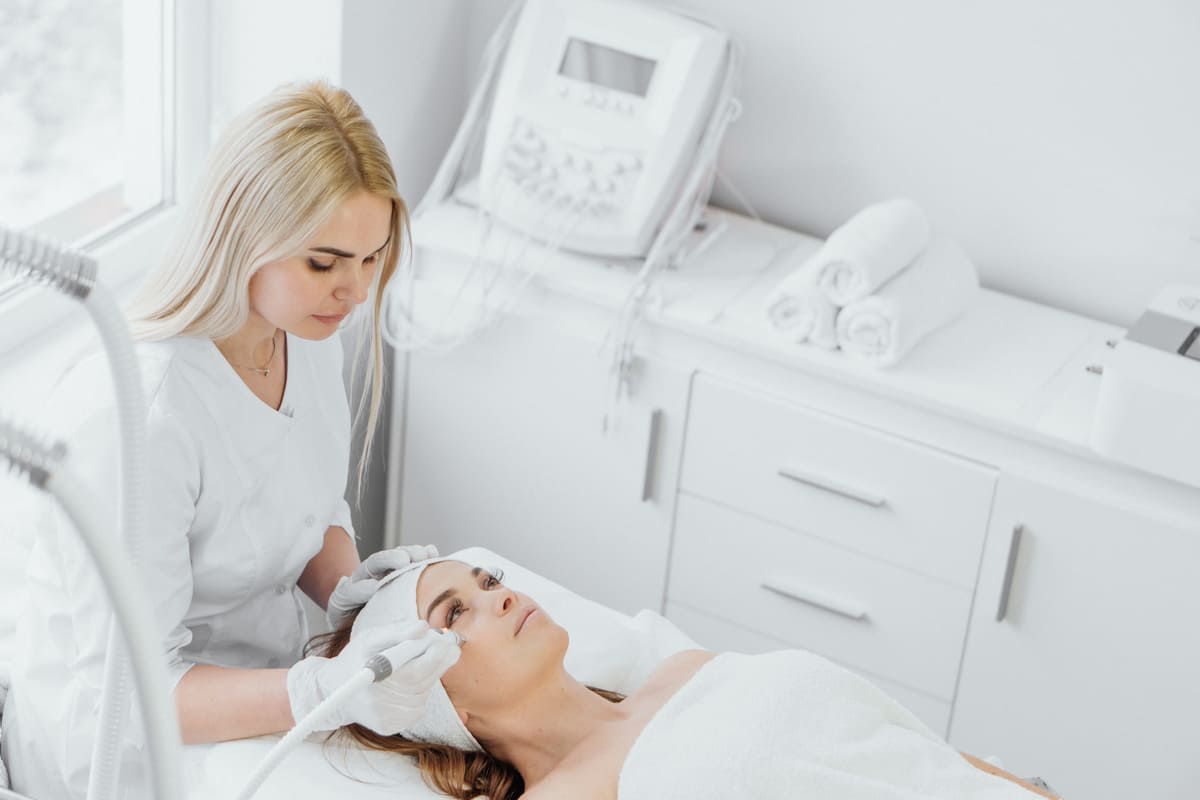 Imagen destacada de “Funcionamiento y aplicaciones de la radiofrecuencia estética”