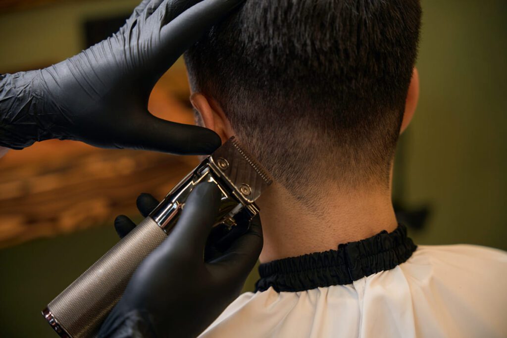Qué se estudia en un curso de peluquería masculina y barbería: Técnicas de corte y estilos actuales