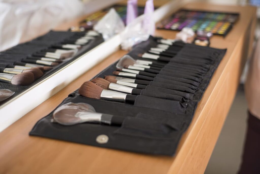 Tipos de brochas esenciales en el maquillaje profesional