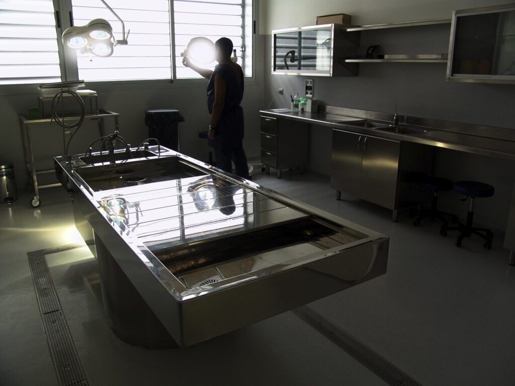 Factores que influyen en el salario de un embalsamador