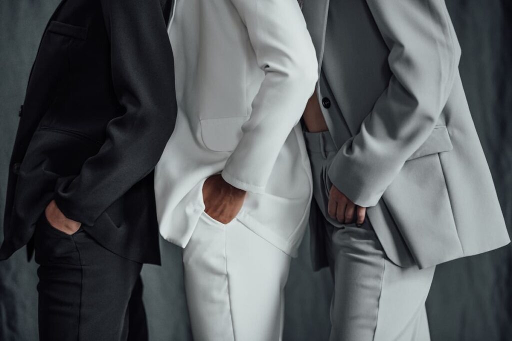 Ejemplo de combinación de prendas aplicando los fundamentos de color en estilismo para lograr armonía visual.