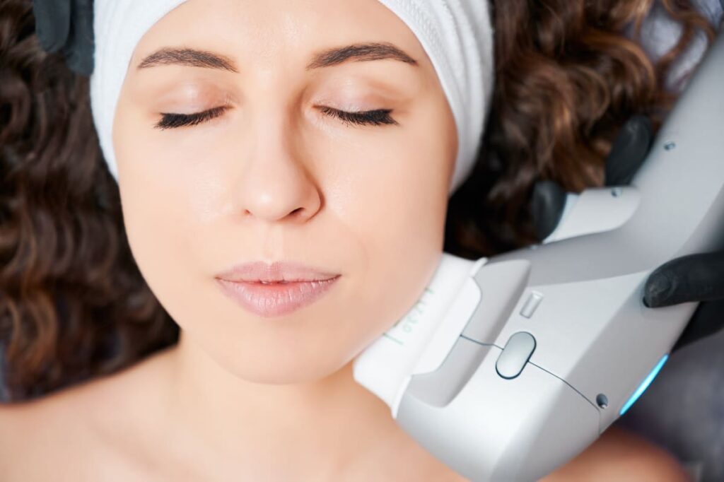 Diferentes dispositivos modernos de aparatología estética en clínicas de medicina estética y bienestar.