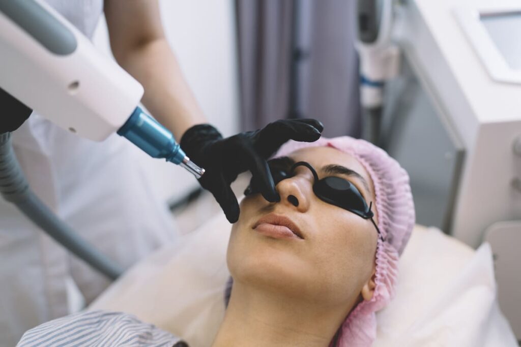 persona con salidas laborales como auxiliar de medicina estética