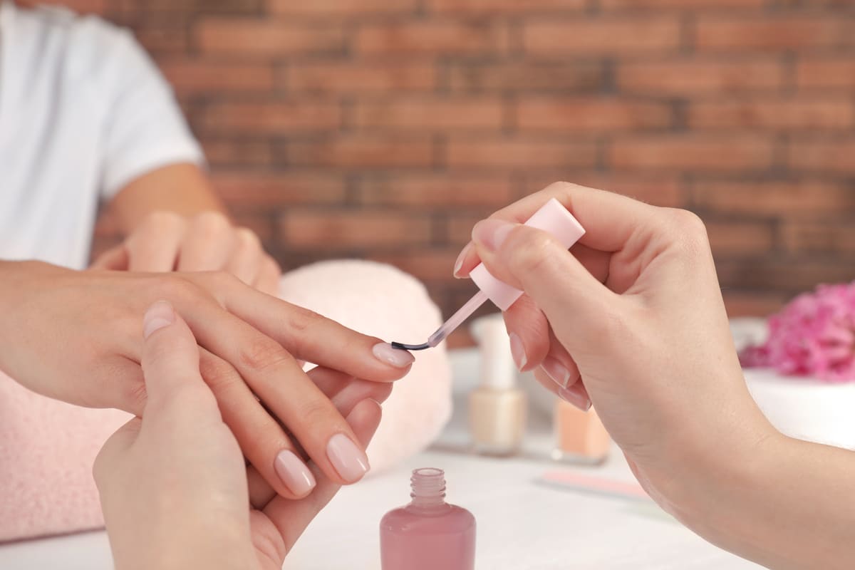 Imagen destacada de “Cómo aumentar el ticket medio en un salón de manicura sin perder clientas”