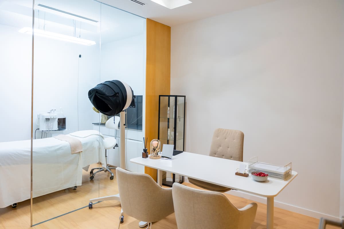 Imagen destacada de “Cómo emprender en estética desde cero: guía para convertir tu idea en un negocio”